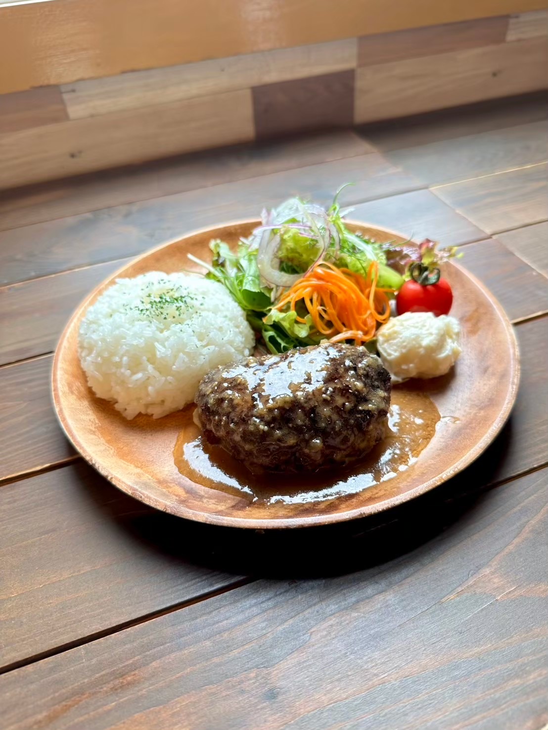 ミラハンバーグ、サラダとライスのプレート