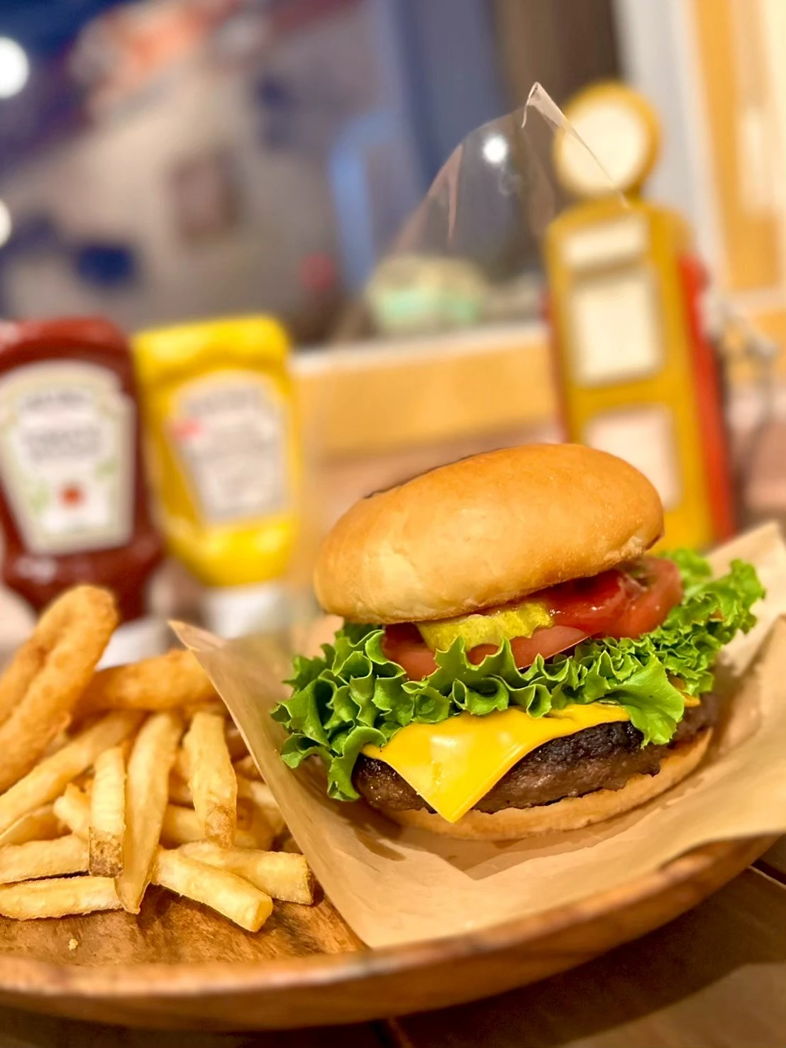 ハンバーガーとポテトのプレート