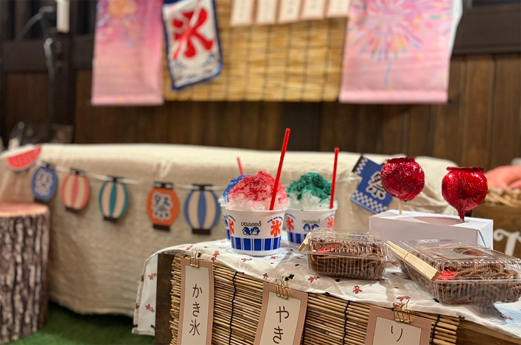 季節の飾り付けをしたミラカフェのフォトブースの一例