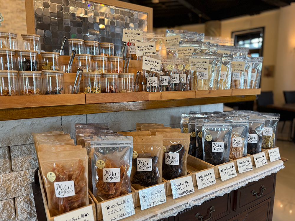 ミラカフェの店頭に並ぶ手づくりのおやつ